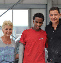 Der junge Eritreer Goytom (Mitte) begeisterte Chefin Daniela Schleich und Fahrzeuglackierermeister Alexander Randolph während seines Praktikums.